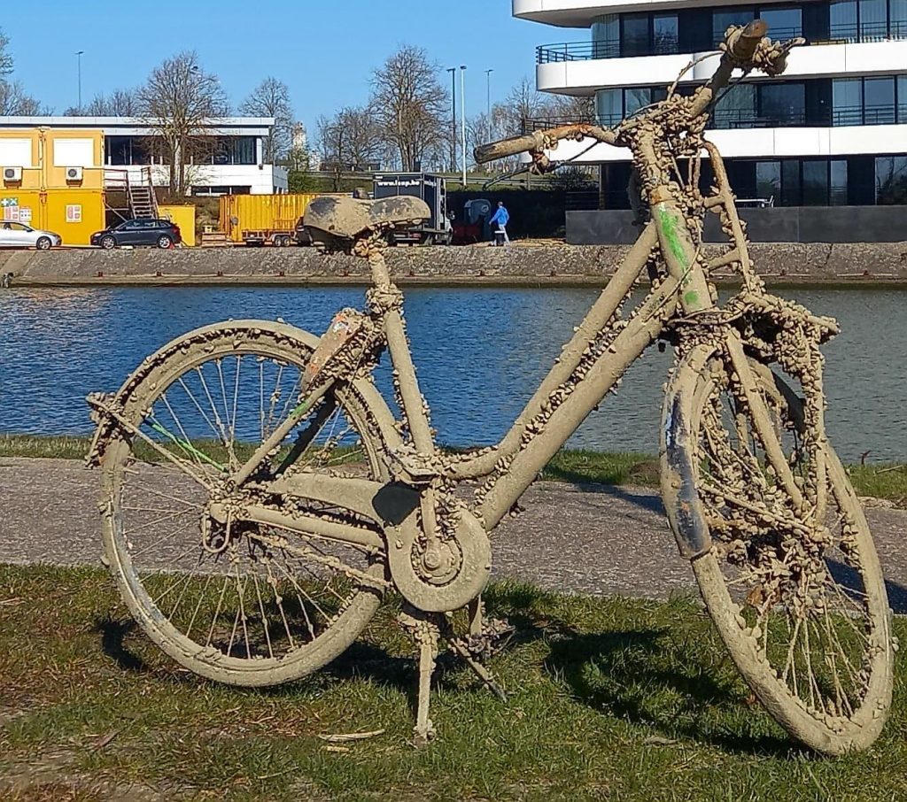 fiets uit het kanaal